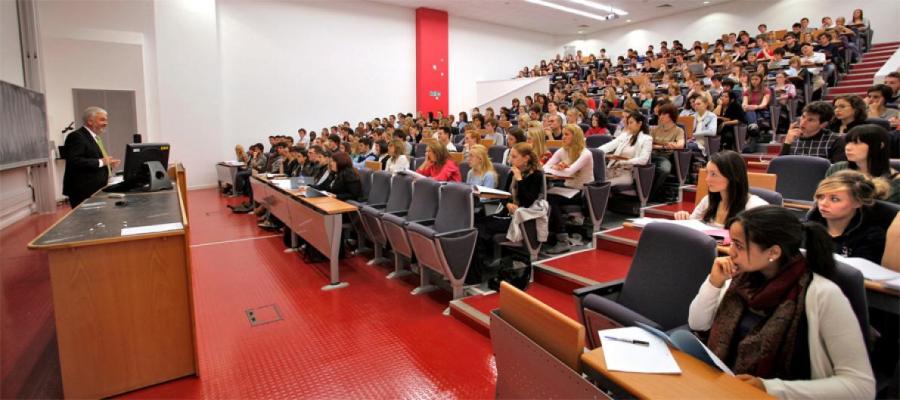 Lecuter theatre with lecturer and students