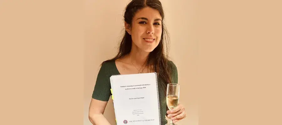 Cecilia Prieto Bravo holding her completed PhD thesis
