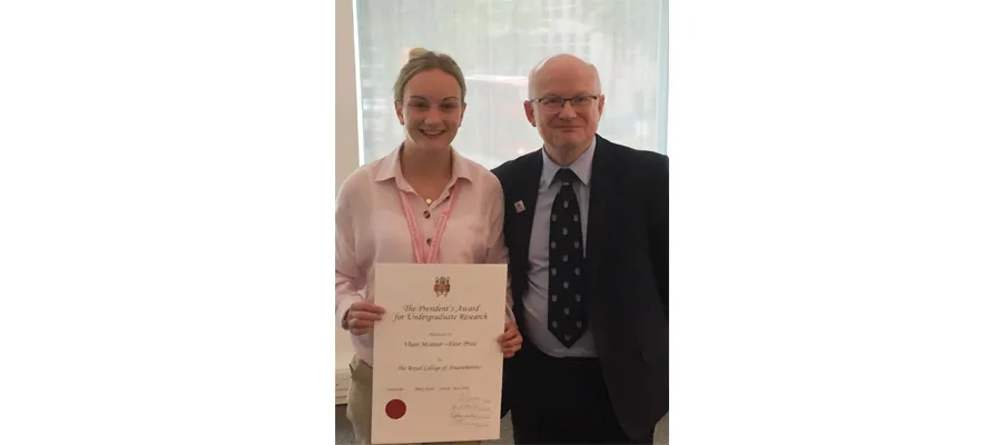 Vhairi receives her award from Liam Brennan RCoA President