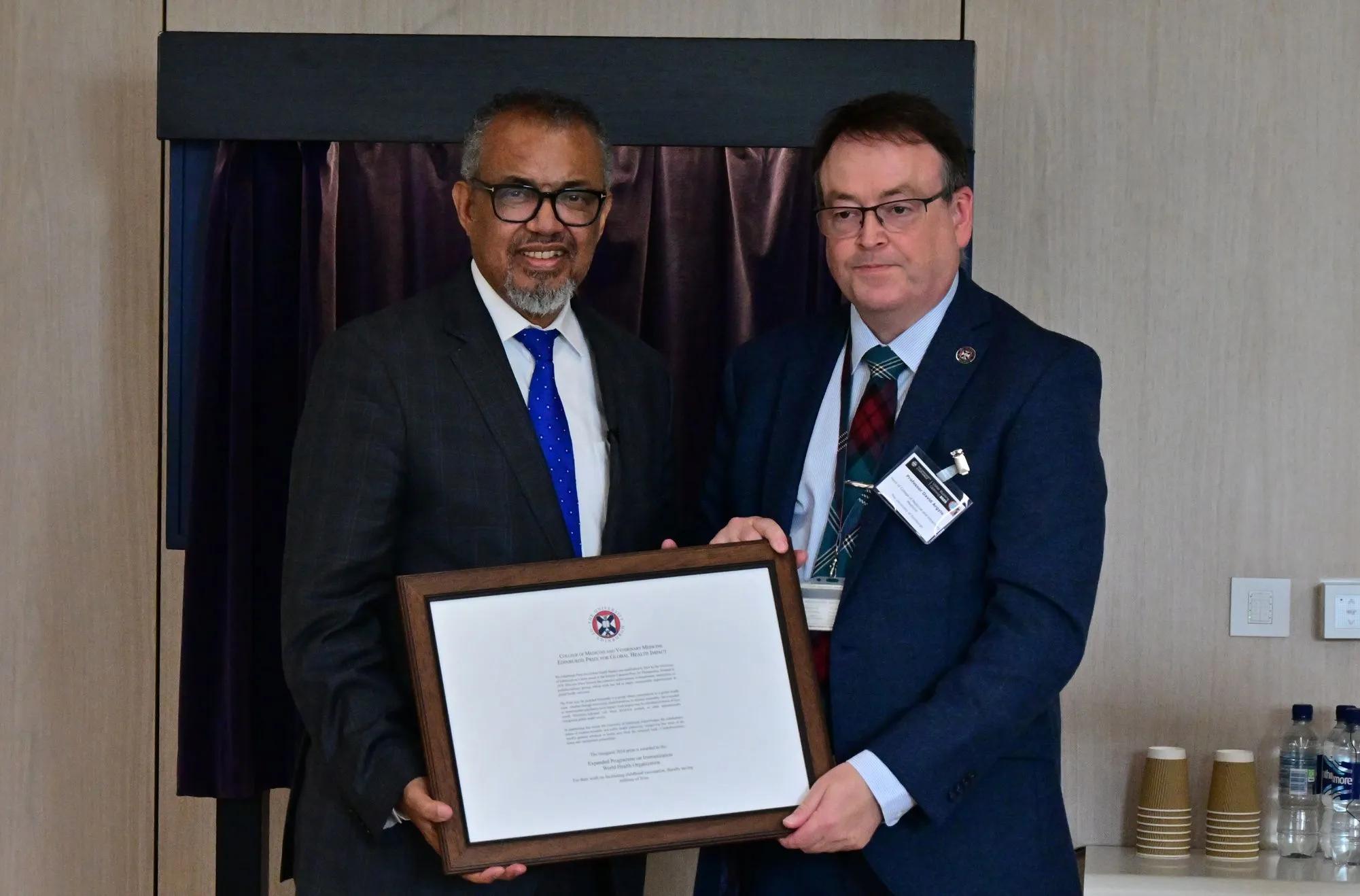 Professor David Argyle presenting Dr Tedros Adhanom Ghebreyesus with the Edinburgh Global Health Impact Award