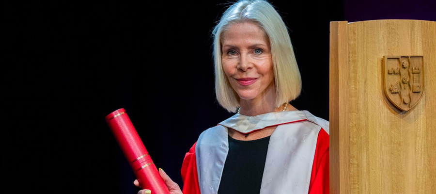 photo of Professor Linda Bauld with her honorary degree